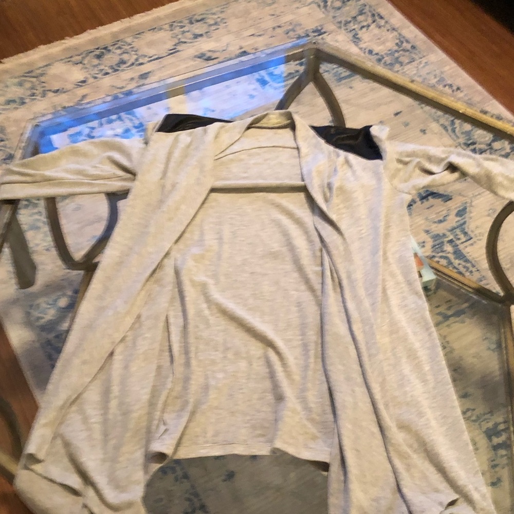 Light grey cardigan with foe leather shoulder